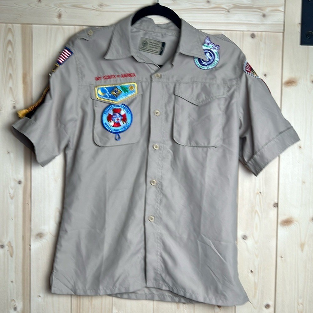 Boy Scout Tan Button Down Short Sleeve Uniform Shirt w/Patches Size Large